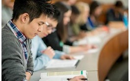 在选择代写、代考服务时，留学生需全面考虑服务的综合价值